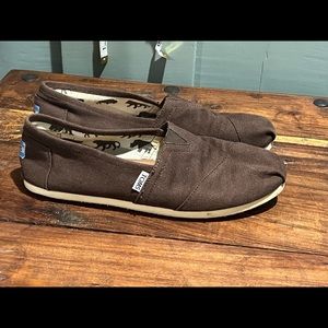 Tom’s / brown size 10